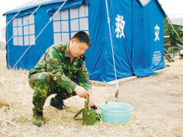 汶川地震時救護人員正在用凈易單兵應(yīng)急凈水器取水