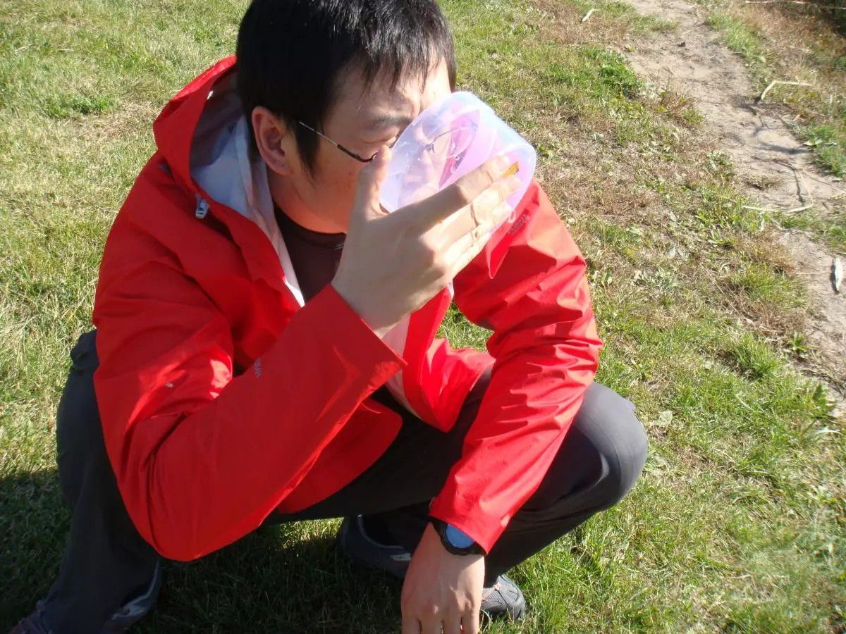 湖水經凈易單兵凈水器過濾后可直接飲用