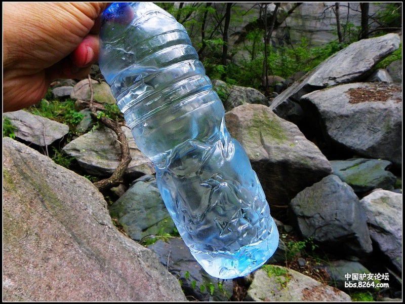 小溪水經過凈易單兵應急凈水器過濾后清澈透明