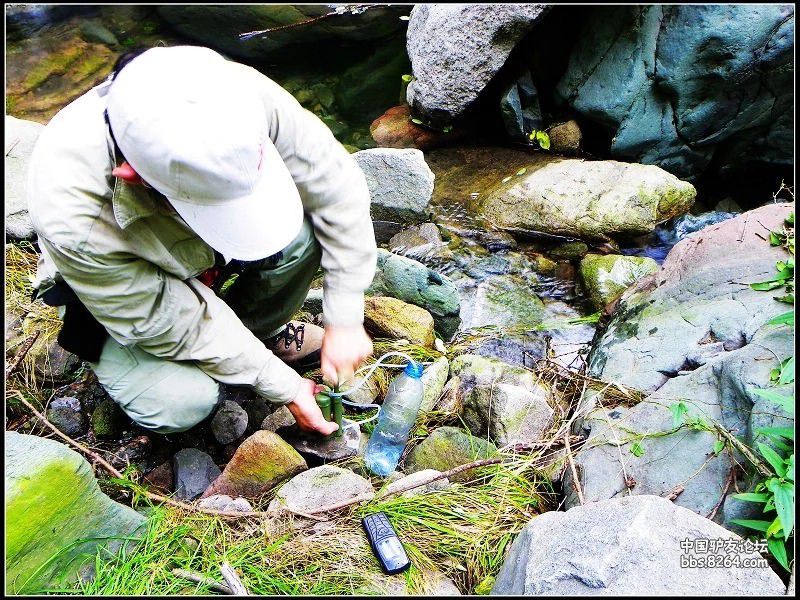 凈易單兵戶外凈水器通過抽壓手柄即可將河水凈化為直接飲用水